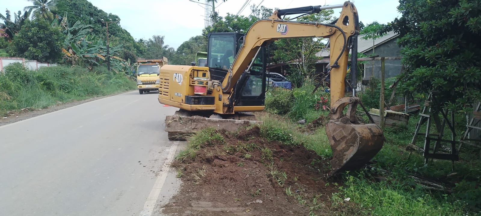 SIAGA: Balai Besar Pelaksana Jalan Nasional (BBPJN) bersama kontraktor pelaksana kegiatan preservasi jalan menyiagakan alat berat dan material di sejumlah ruas Jalan Trans Kalimantan.