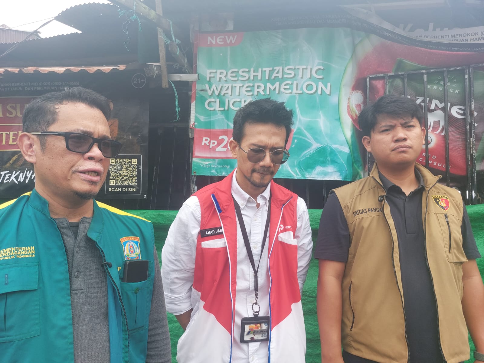 PENGAWASAN: Tim gabungan menemukan indikasi penimbunan karena stok di tingkat pengecer mencapai lebih dari 100 tabung. Namun pemilik warung memilih kabur dan menutup warung dengan terpal.