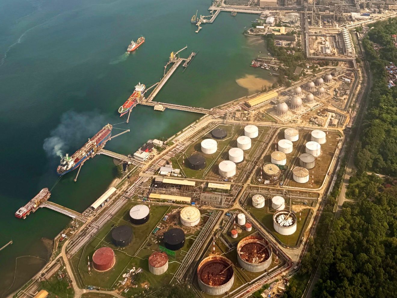TUMBUH: Industri pengolahan tumbuh 13,89 persen yoy. Penguatan sektor tersebut ditopang oleh aktivitas pengolahan minyak dan gas yang masih mencatatkan pertumbuhan tinggi.