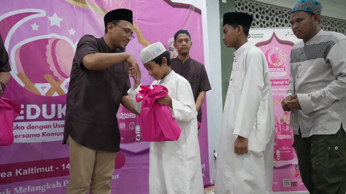 AKTIF: Tim Pertamina Patra Niaga Regional Kalimantan memberikan santunan ke anak yatim dalam rangkaian kegiatan BEDUKK di Samarinda, beberapa waktu lalu.