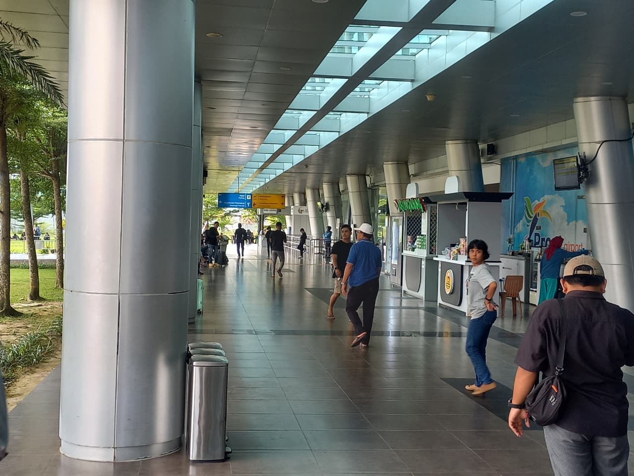 Suasana terminal keberangkatan Bandara APT Pranoto Samarinda. Pada H-6 Lebaran 2026, jumlah penumpang berangkat tercatat mencapai 1.417 orang. (EKO/KALTIM POST)