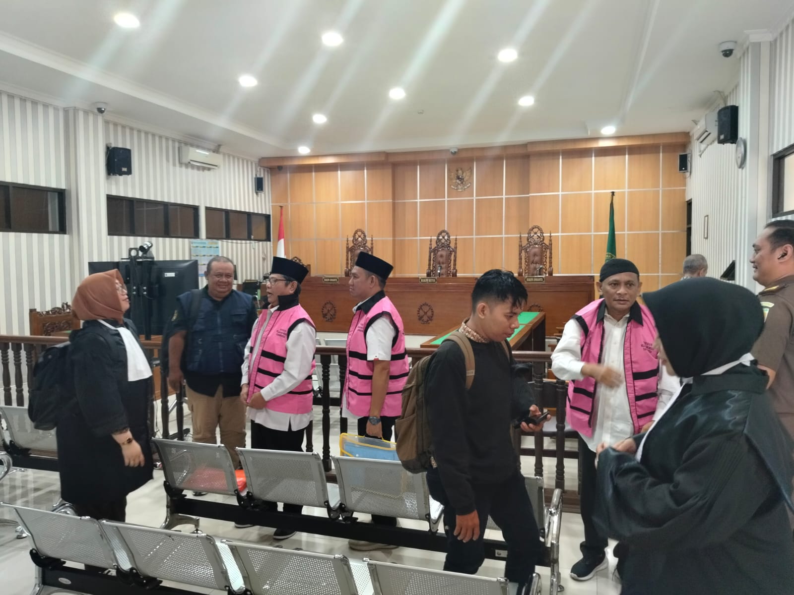 Terdakwa kasus dugaan korupsi dana hibah KONI Samarinda, Aspian Noor, Arafat A. Zulkarnaen, dan Hendra, menjalani sidang perdana di Pengadilan Tipikor Samarinda, Senin (16/3).  (BAYU/KALTIM POST)
