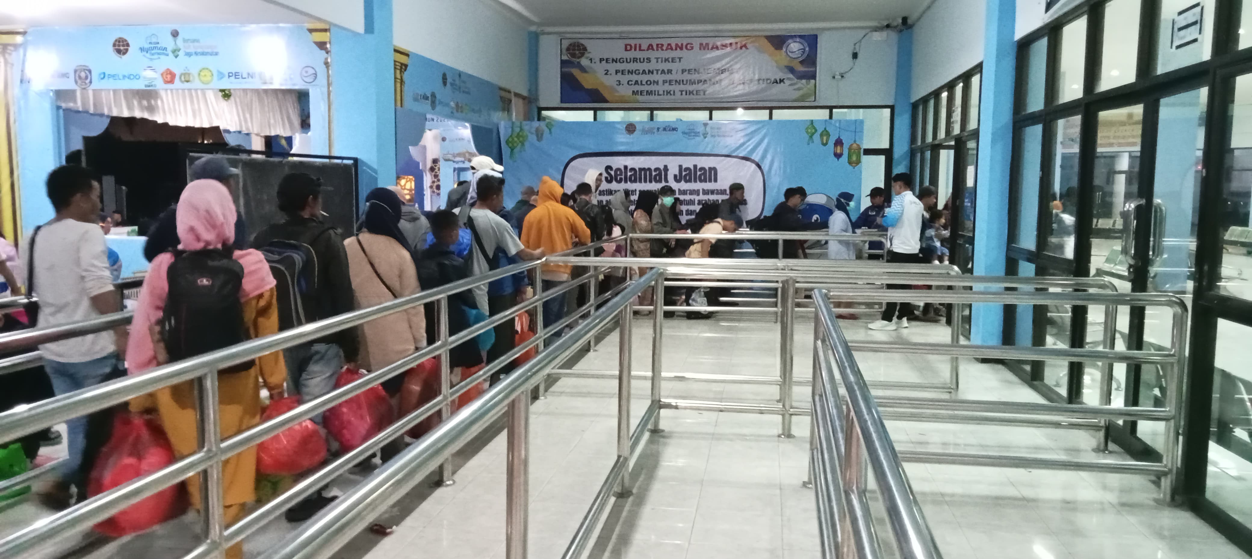 Penumpang yang berangkat menggunakan KM Egon masuk ke ruang tunggu pelabuhan sebelum bertolak dari Bontang.  &nbsp;