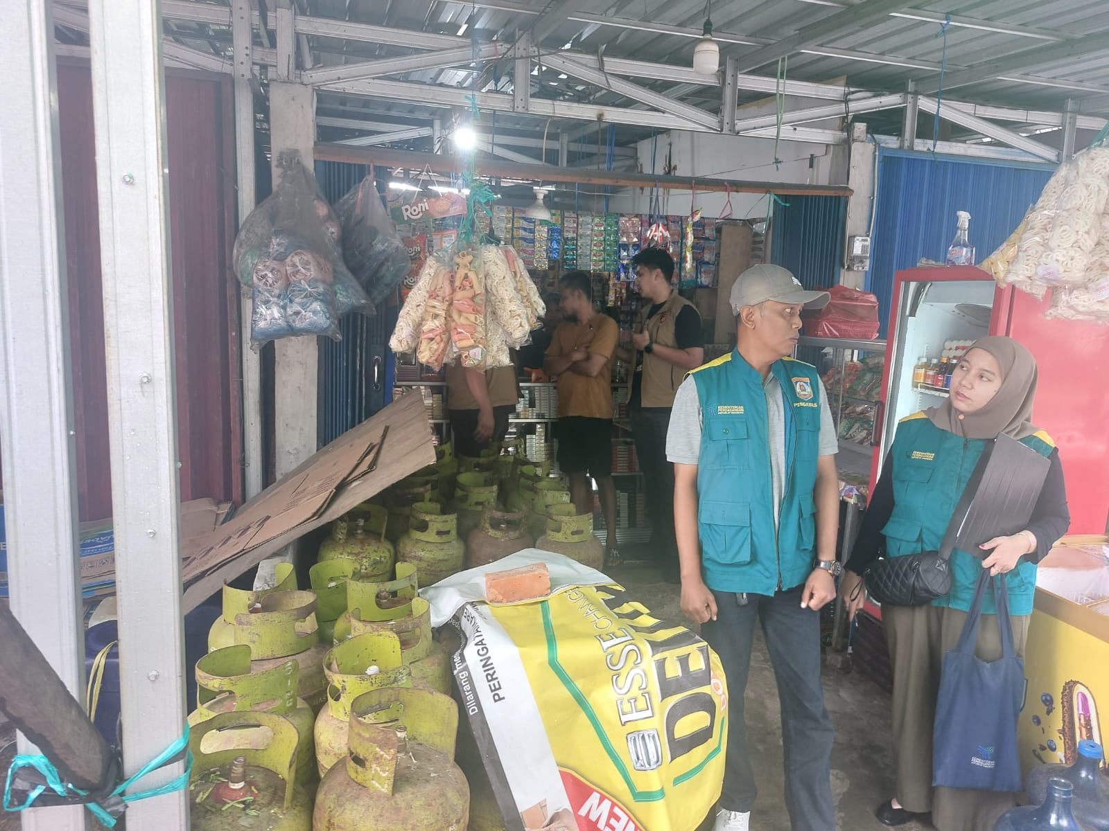 Petugas gabungan saat memeriksa tumpukan tabung gas melon di salah satu toko di Jalan Ruhui Rahayu II, Balikpapan Selatan, Senin (16/3). (FOTO DINA ANGELINA/KP)