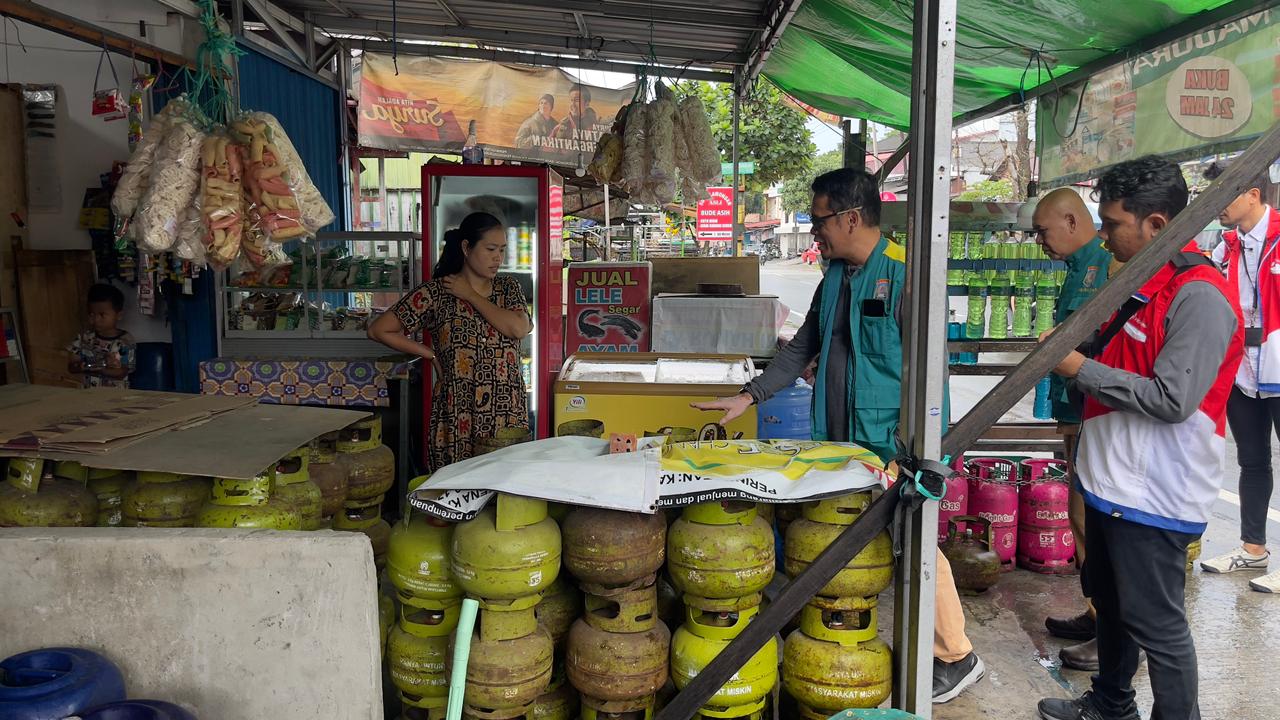    SIDAK: Dipimpin Kepala Bidang Perdagangan Dalam Negeri Dinas Perdagangan Kota Balikpapan, Muhammad Anwar, sidak dilakukan di dua warung di kawasan Ruhui Rahayu.  