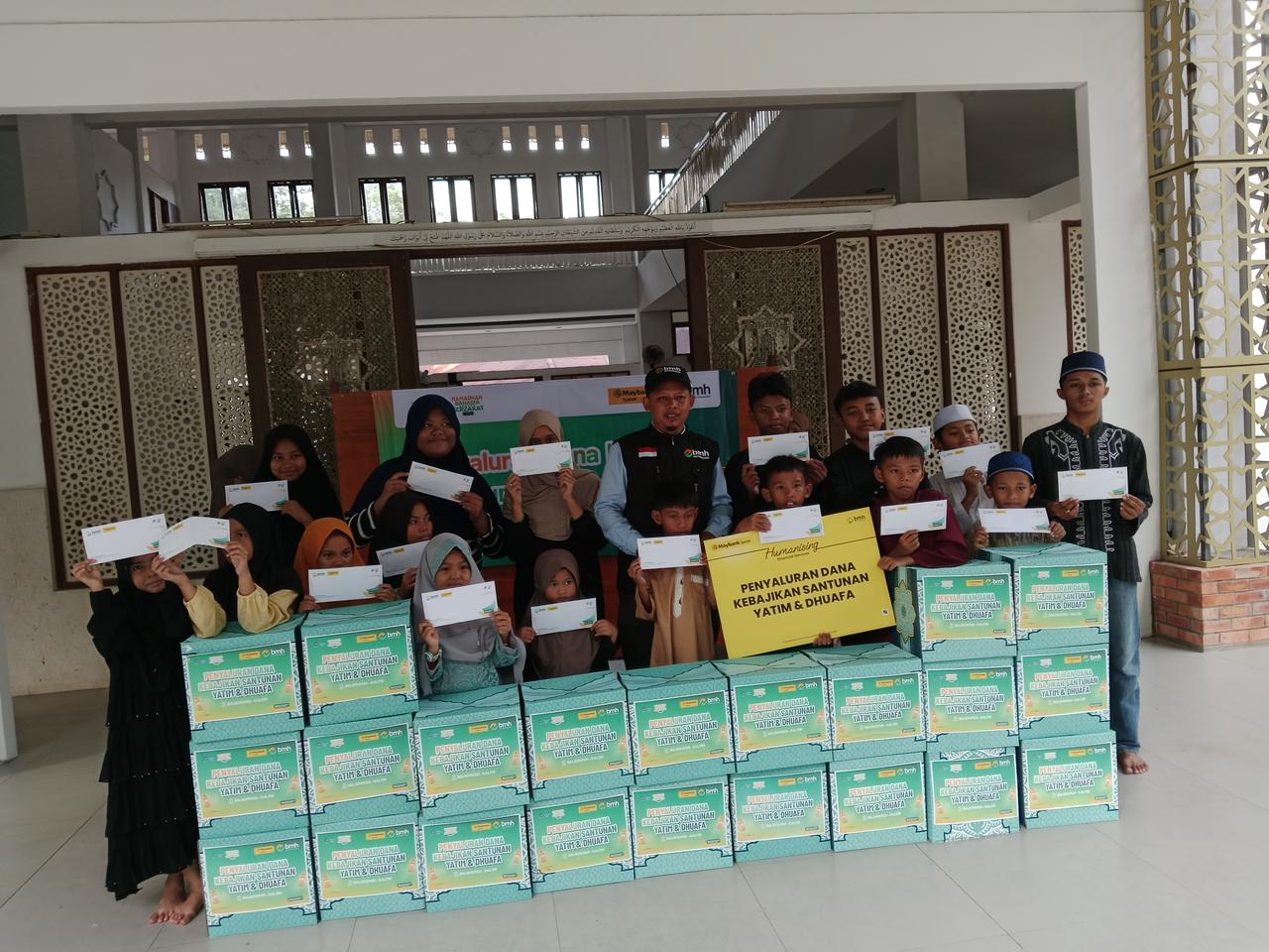 BERBAGI: Penyaluran santunan kepada anak yatim dan dhuafa yang merupakan kolaborasi BMH dan Maybank Syariah Balikpapan.  