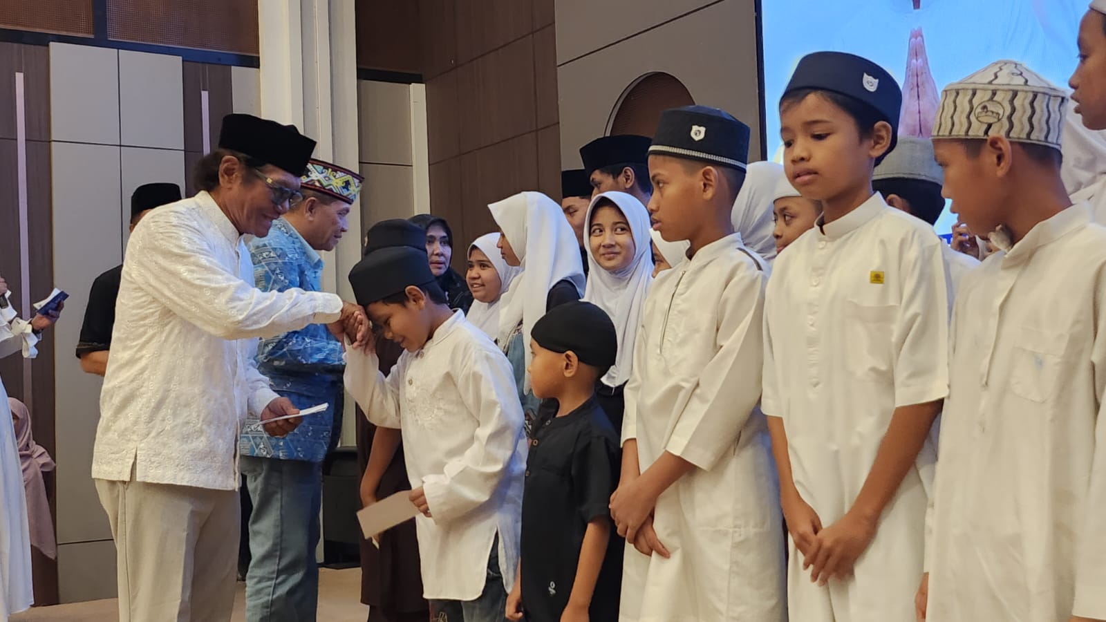 BERBAGI: Pengurus Apindo Kaltim mewujudkan komitmen dunia usaha dalam memperhatikan masa depan generasi muda, khususnya anak-anak yatim dan dhuafa.