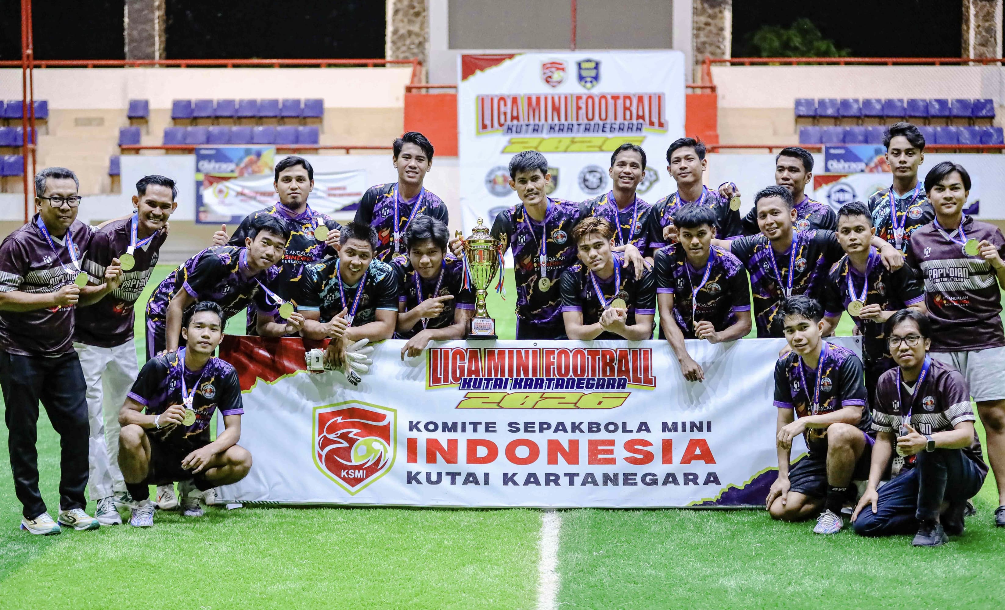 Skuad Papi Dian FC merayakan keberhasilan mereka mengangkat trofi juara Liga Mini Football Kukar 2026. (DONI/KP)