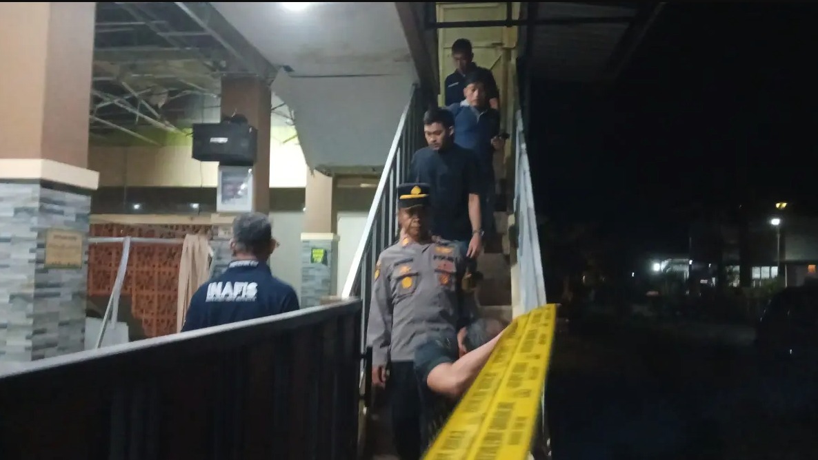 Polisi mengecek lokasi ledakan yang terjadi si sebuah masjid id Jember, Jawa Timur. (Foto: Radar Jember)