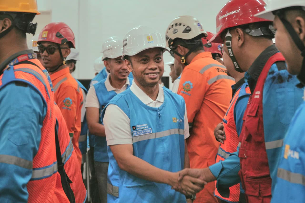 PELAYANAN: General Manager PLN UID Kaltimra, Muchamad Chaliq Fadli memastikan kesiapan personel yang akan bersiaga selama momen Idulfitri.