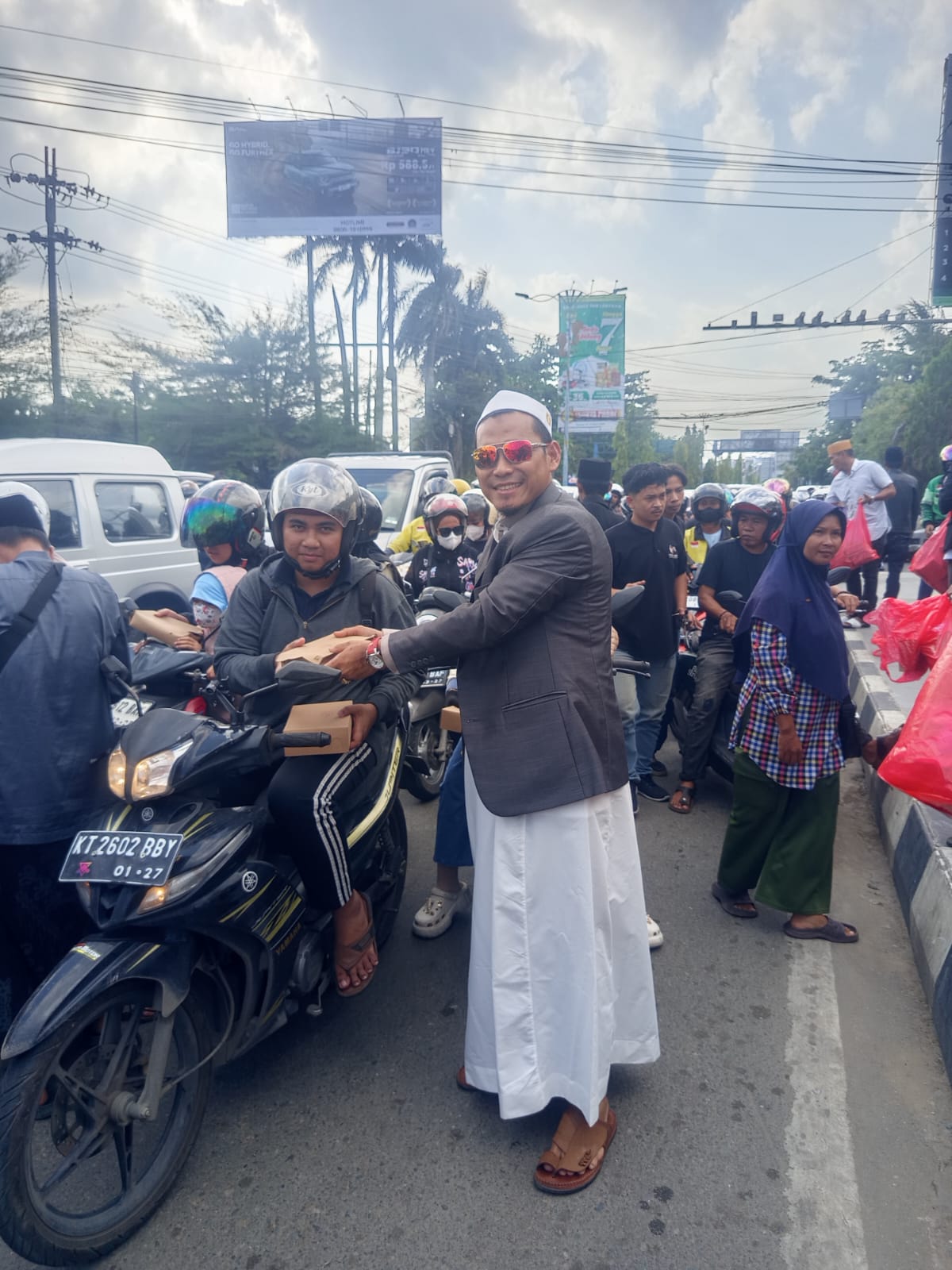 Keluarga Madura di Samarinda kembali berbagi takjil kepada masyarakat selama bulan Ramadhan. Aksi sosial ini digelar di simpang Lembuswana dan simpang Pahlawan, depan Hotel Mesra, Senin (16/3/2026).