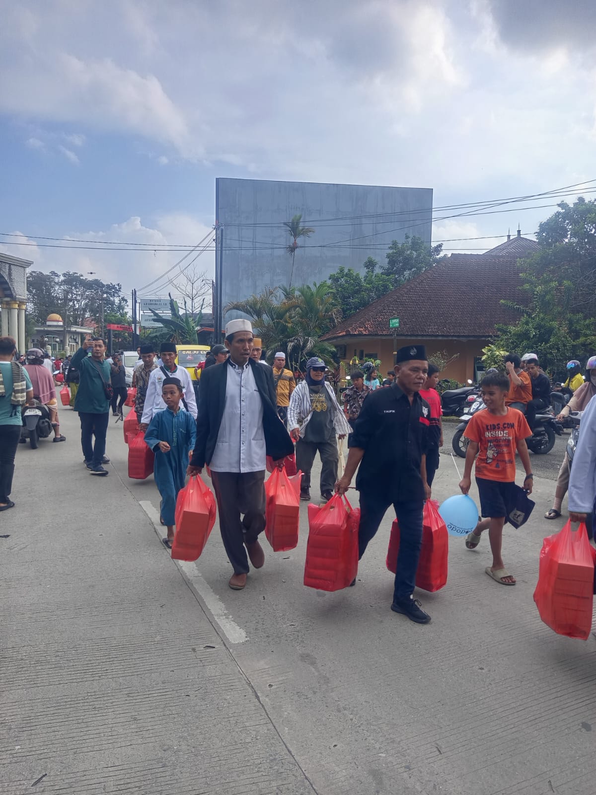 Semangat berbagi di bulan Ramadhan, Keluarga Madura di Samarinda membagikan takjil di dua lokasi, yakni simpang Lembuswana dan simpang Pahlawan, depan Hotel Mesra, Senin (16/3/2026).