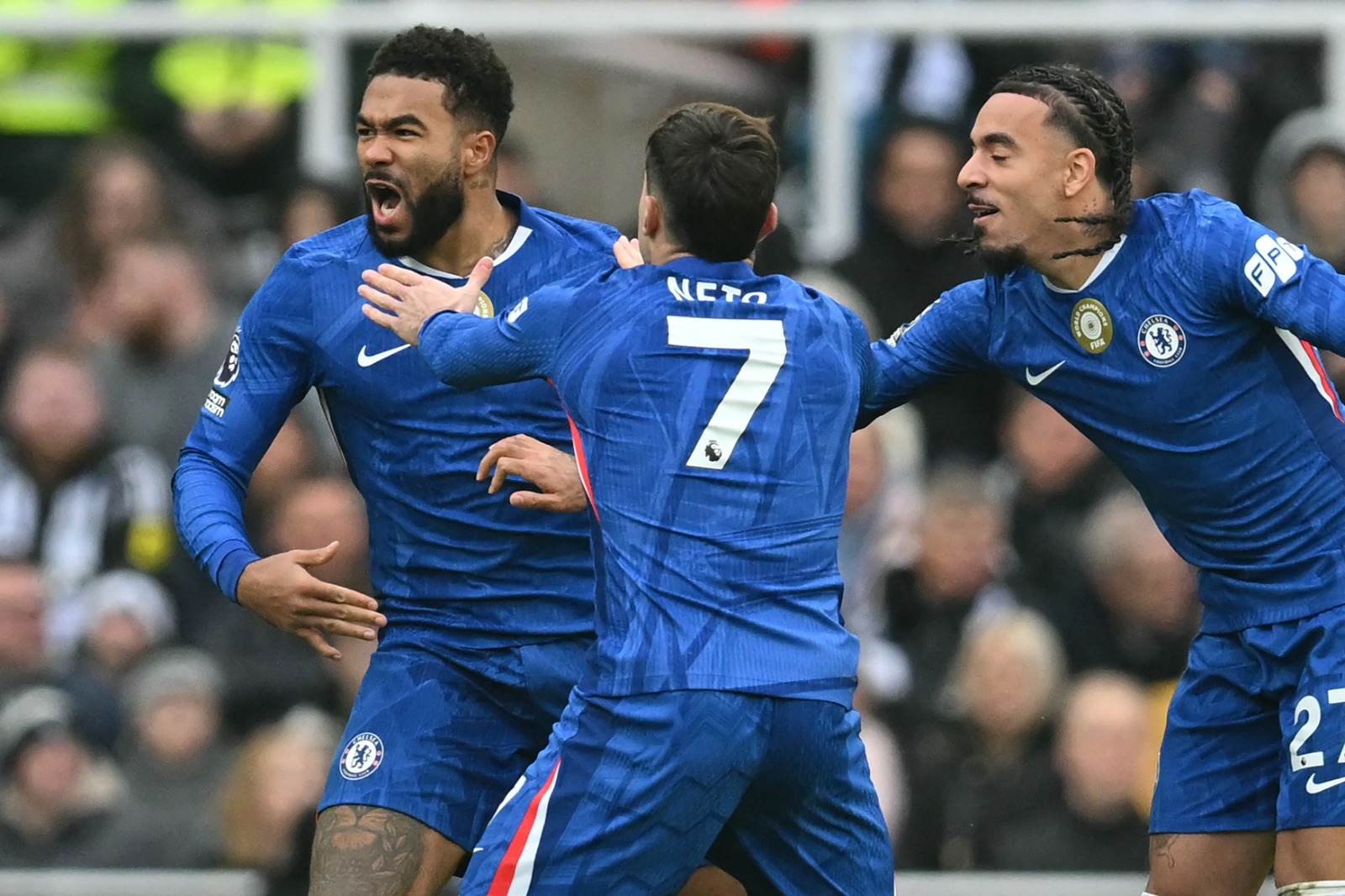 Reece James (kiri) dan Malo Gusto bisa sama-sama starter seandainya tactician Chelsea Liam Rosenior memainkan skema lima bek lawan Paris Saint-Germain di Stamford Bridge dini hari nanti (18/3).