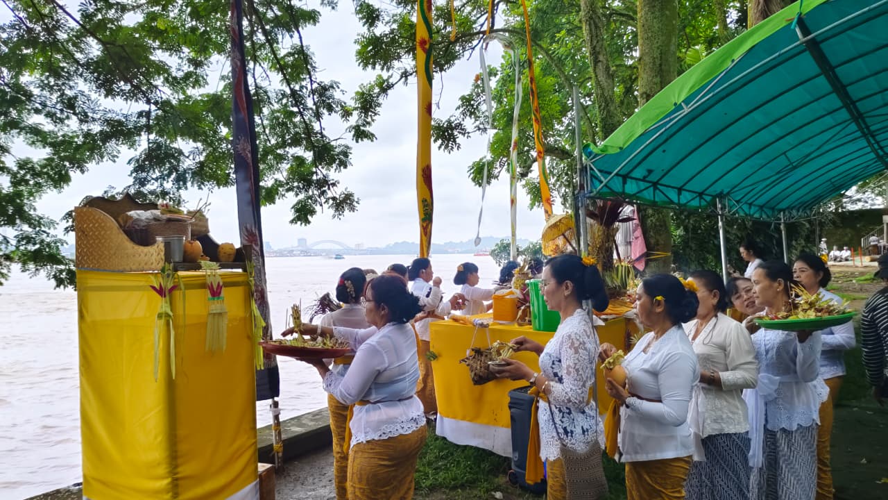 Umat Hindu di Samarinda saat melaksanakan prosesi Melasti di tepian Sungai Mahakam. Ritual ini merupakan simbol penyucian diri dan alam semesta sebelum memasuki keheningan Nyepi. (IST)
