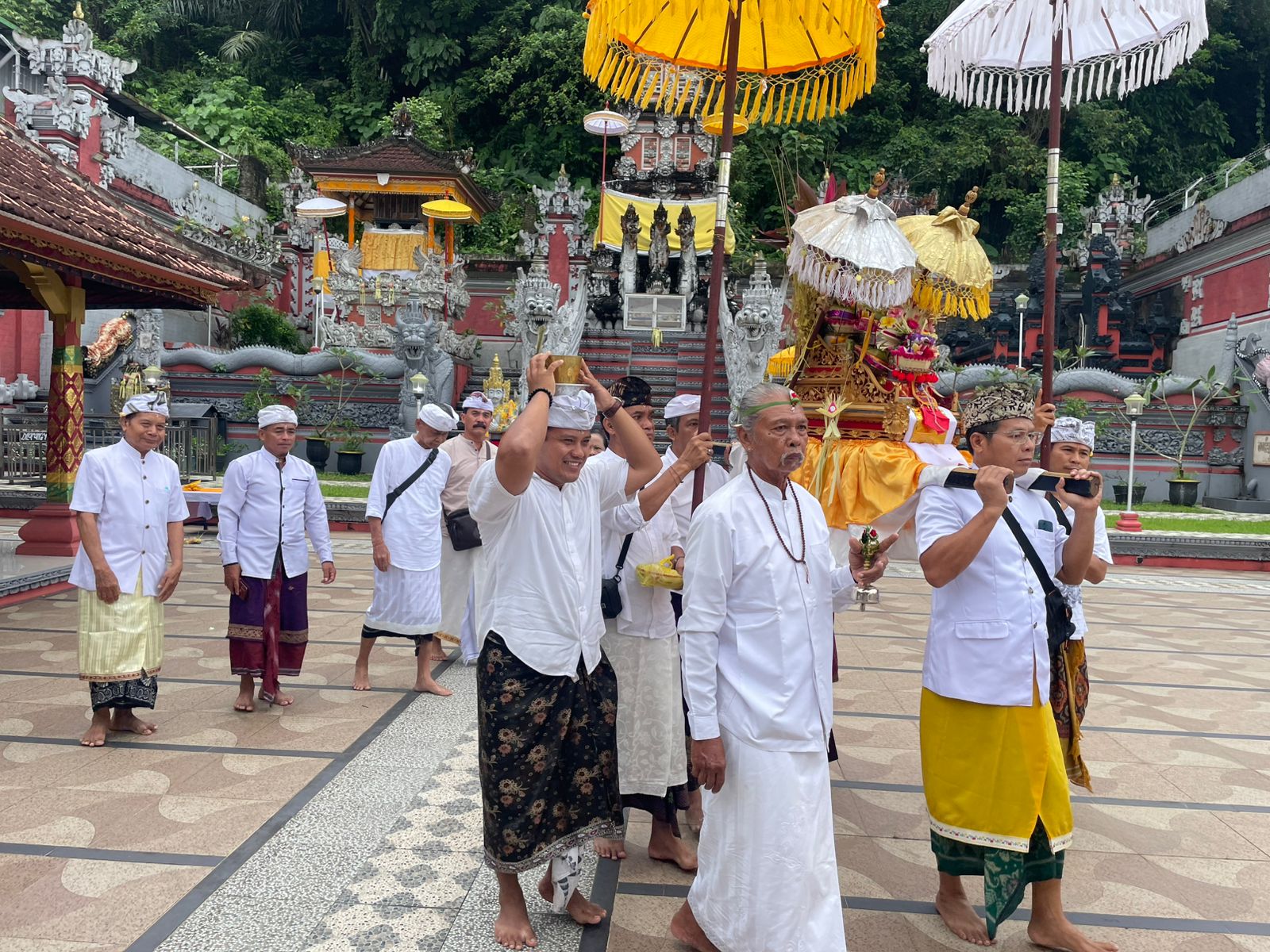 Persiapan ogoh-ogoh di Pura Jagat Hita Karana Samarinda. Simbol kekuatan alam ini akan diarak dalam ritual Tawur Agung Kesanga untuk menjaga keharmonisan energi lingkungan. (IST)