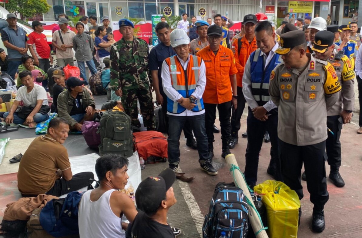 KESIAPAN: Kapolda Kaltim, Endar Priantoro, turun langsung mengecek kesiapan personel pengamanan di Pelabuhan Semayang dan Bandara Sultan Aji Muhammad Sulaiman Sepinggan. 