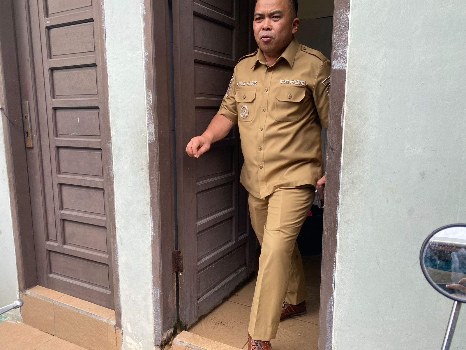 TINJAU: Wali Kota Bontang Neni Moerniaeni dan Wakil Wali Kota Bontang Agus Haris melihat sarana dan prasarana sekitar bangunan pasar yang ada di Bontang. 