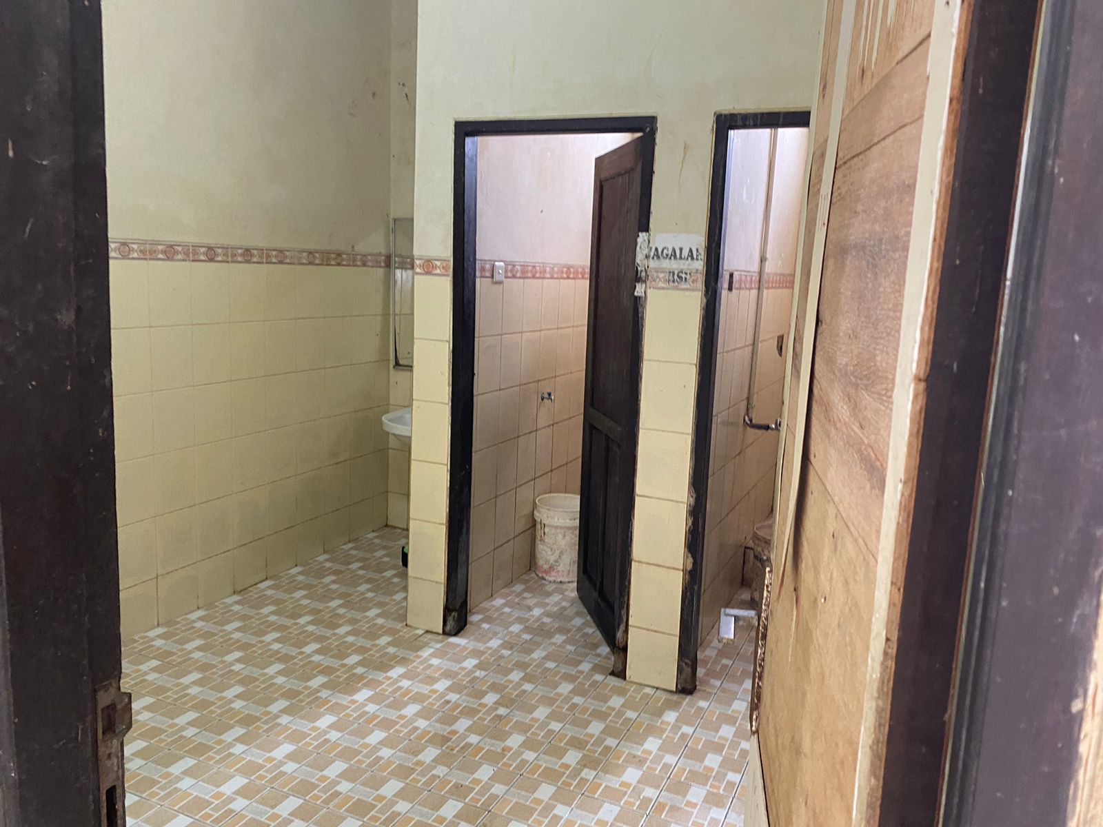 SARANA UMUM: Toilet di Pasar Telihan Bontang kerap dikunci dan itu menjadi keluhan beberapa pedagang yang disuarakan kepada Wali Kota Bontang Neni Moerniaeni. 