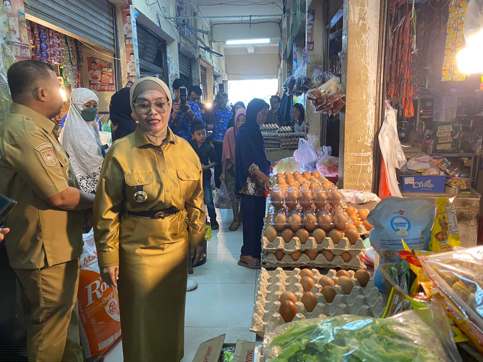 MONITORING: Wali Kota Bontang Neni Moerniaeni meninjau harga komoditas pangan di pasar tradisional jelang Idulfitri. 