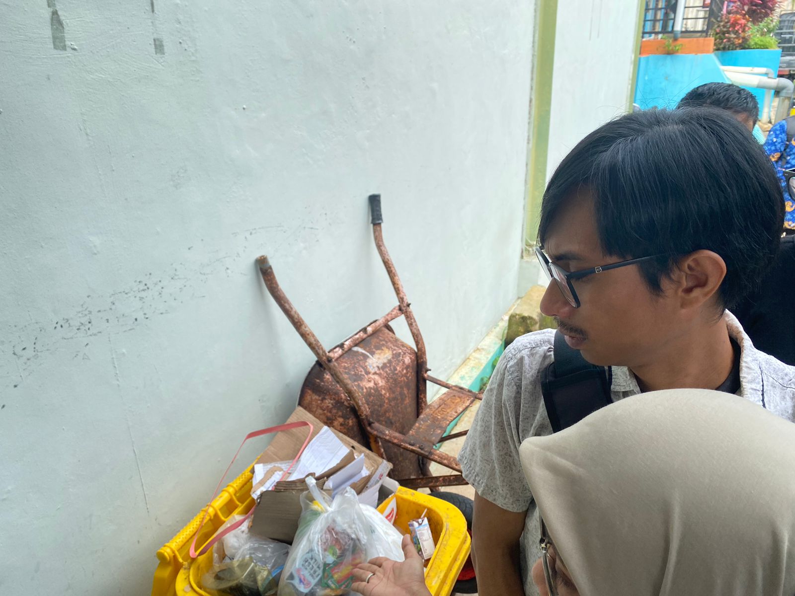 DIKELUHKAN: Sarana tempat sampah yang tidak memakai klasifikasi berdasarkan jenisnya menjadi catatan pantauan Wali Kota Bontang Neni Moerniaeni saat berkunjung di Pasar Taman Citra Mas Loktuan. 