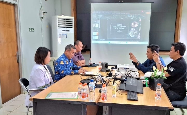 TERBUKA: Manajemen RSUD Harapan Insan Sendawar (HIS) saat menyampaikan klarifikasi resmi terkait kematian bayi Jovano. 