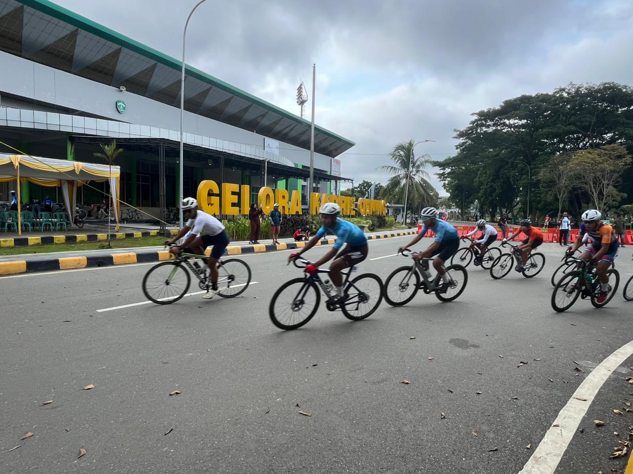 Atlet sepeda SKOI Kaltim menjalani latihan sore selama Ramadan.