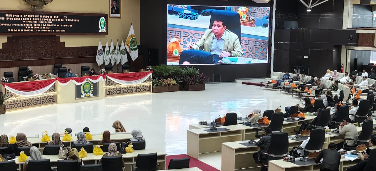 Suasana rapat paripurna di Gedung DPRD Kaltim yang diwarnai aksi interupsi dari sejumlah anggota fraksi. Perdebatan mengenai legalitas kamus usulan pokir membuat sidang berlangsung alot. (BAYU/KP)