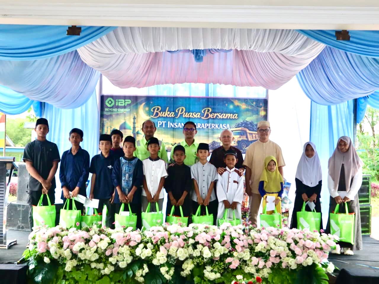 PENYERAHAN: Direksi PT IBP hadir di momen penyerahan santunan dan pembagian paket sembako ke warga sekitar lokasi tambang.