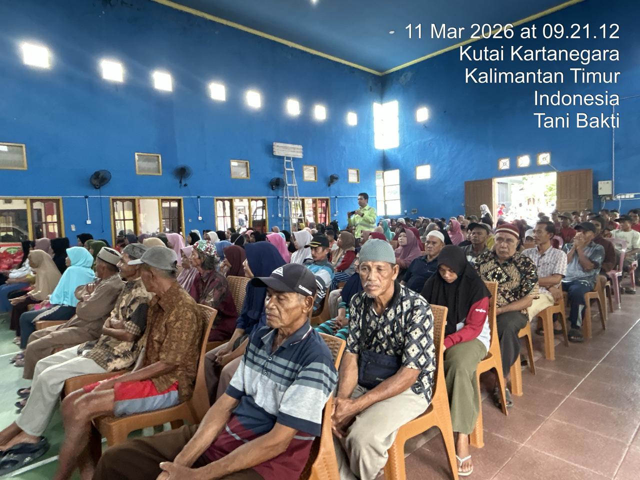 ANTUSIAS: Warga lingkar tambang menghadiri pembagian paket sembako dari PT IBP.