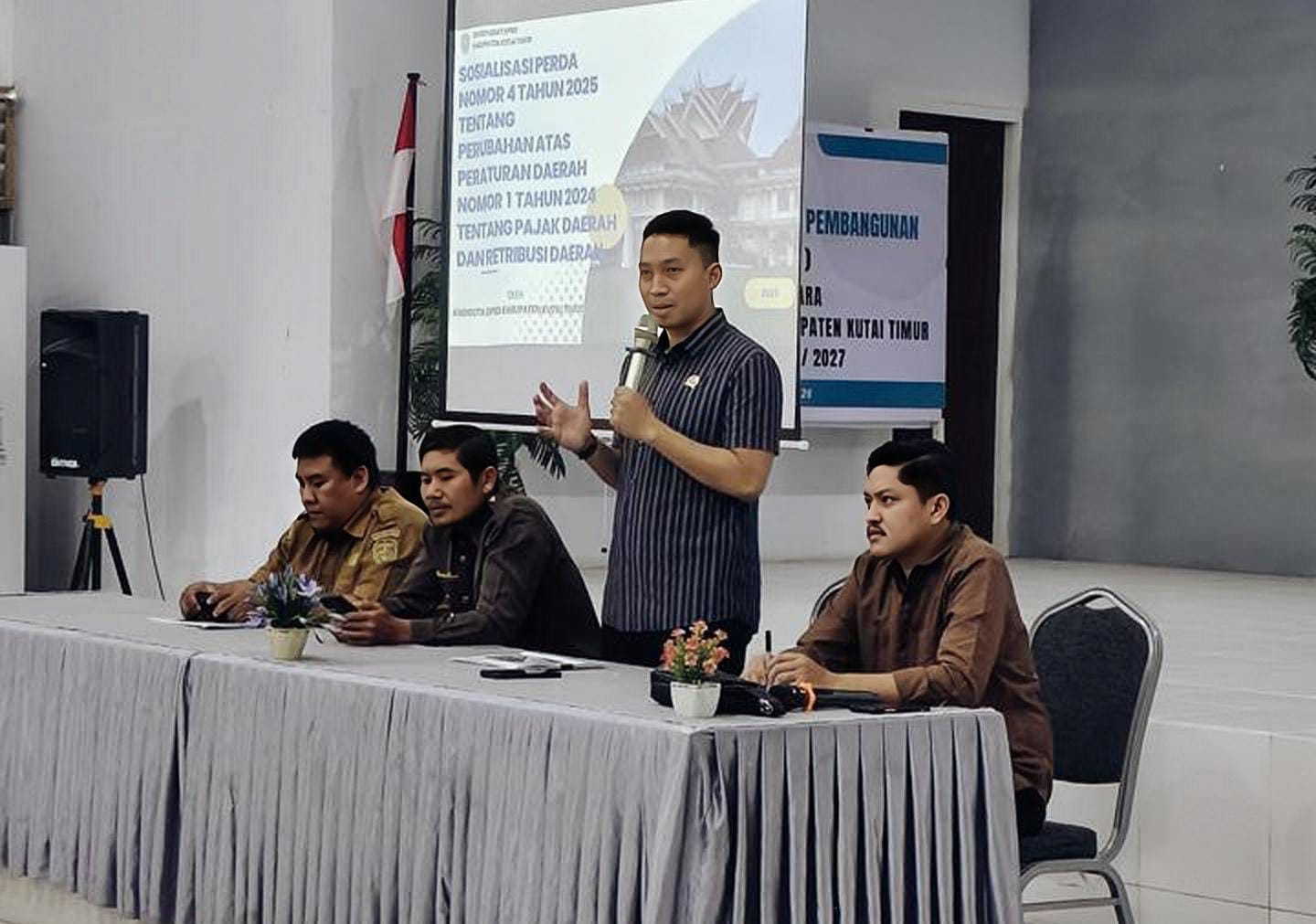 SOSIALISASI: Anggota DPRD Kutim Pandi Widiarto saat sosialisasi Perda Nomor 4 Tahun 2025 tentang Pajak dan Retribusi Daerah di Sangatta Utara, Senin (16/3). 