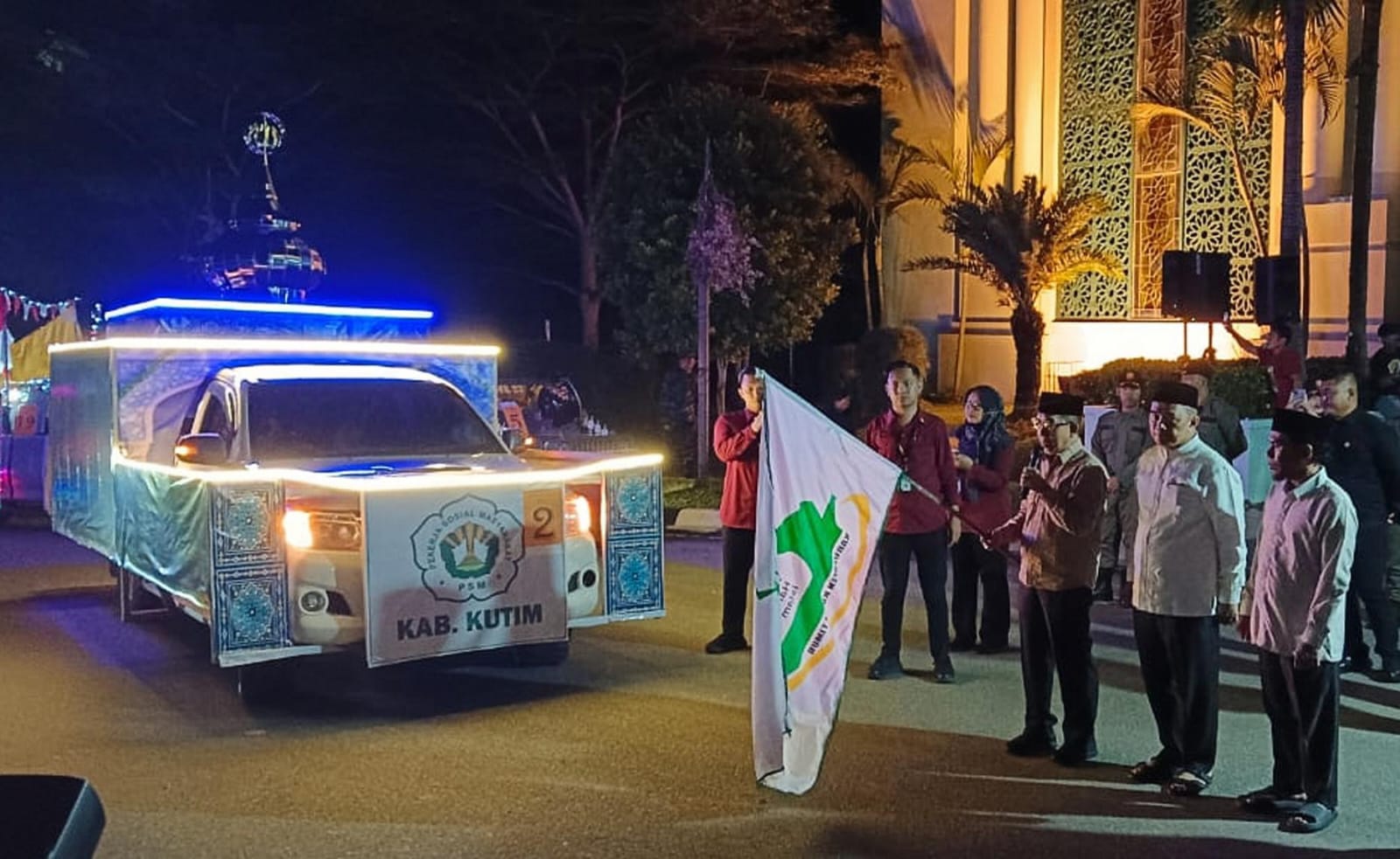 MERIAH: Pawai takbir keliling dengan mobil hias di Sangatta saat malam Idulfitri 2025 lalu. 