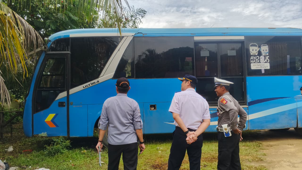 Petugas gabungan saat inspeksi atau Ramcheck terhadap sejumlah moda transportasi.  