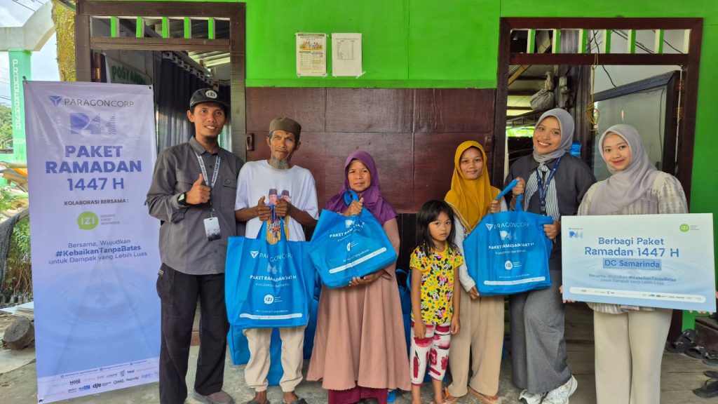 BERBAGI: Paragon Corp DC Samarinda dan IZI Kaltim saat menyalurkan paket sembako Ramadan kepada masyarakat di sekitar wilayah operasional perusahaan.  