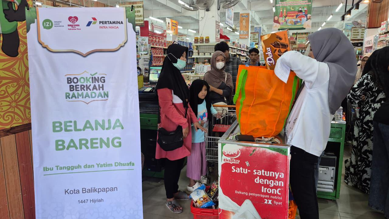 BEBAS MEMILIH: Difasilitasi Pertamina Patra Niaga Kilang Balikpapan, anak yatim dan para janda di Balikpapan berkesempatan memilih langsung kebutuhan Ramadan dan Idul Fitri di Maxi Swalayan Manggar, S