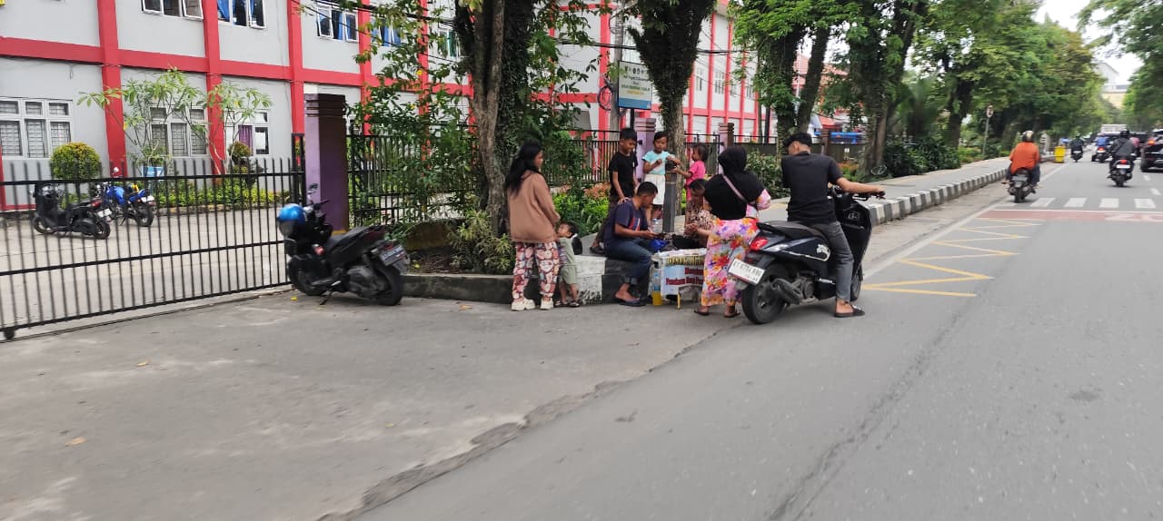 RAMAI: Salah satu titik gerai penukaran uang di Samarinda yang masih diminati warga, meski diduga mengandung unsur riba.  