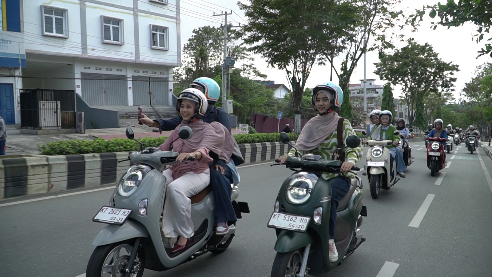 SERU-SERUAN BARENG: Para pengendara Honda Scoopy antusias mengikuti event Scoopy Hijabers Serenity Ride yang berlangsung Sabtu (14/3). 