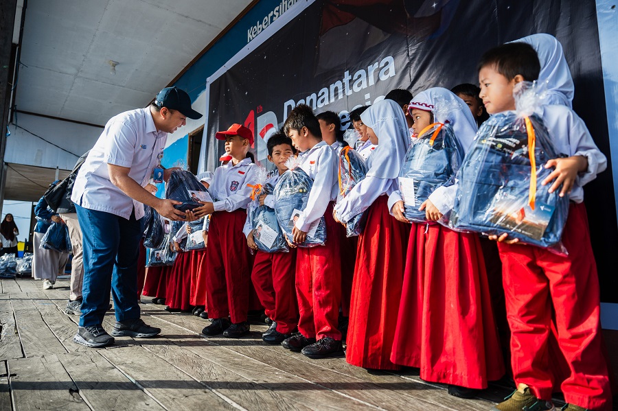 PARTISIPASI: Pupuk Indonesia turut berpartisipasi dalam gerakan nasional Danantara dengan memberikan bantuan paket perlengkapan sekolah bagi para siswa, masing-masing 2.500 paket di Jatim dan Kaltim.