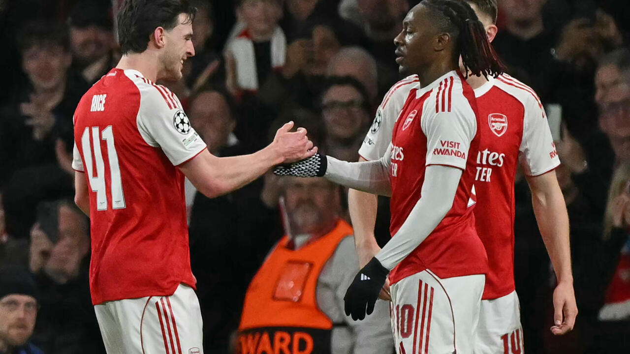 Eberechi Eze berselebrasi dengan rekan-rekannya usai cetak gol ke gawang Leverkusen.