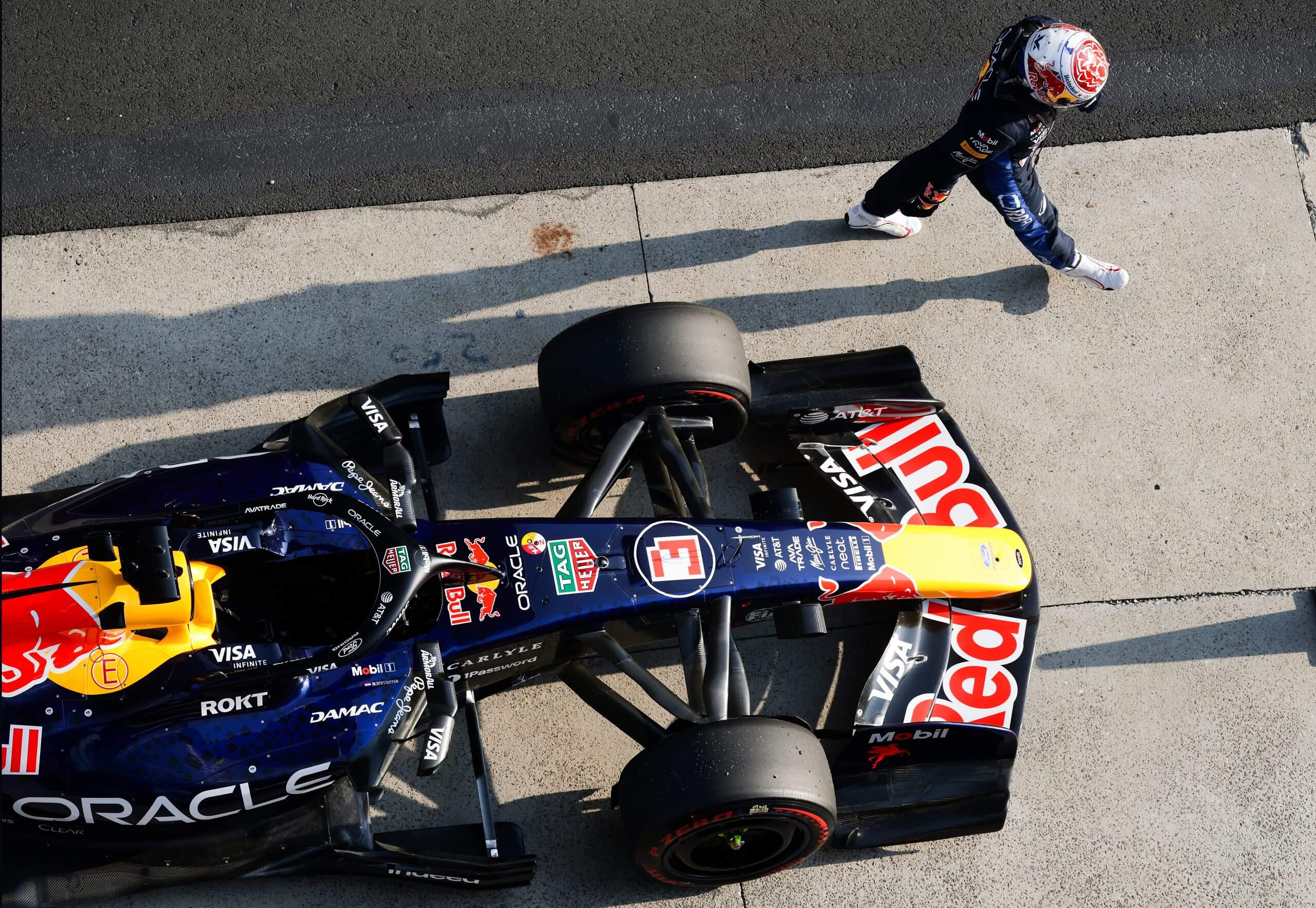 Max Verstappen meninggalkan mobilnya setelah dia memutuskan mundur dari balapan GP Tiongkok (15/3).