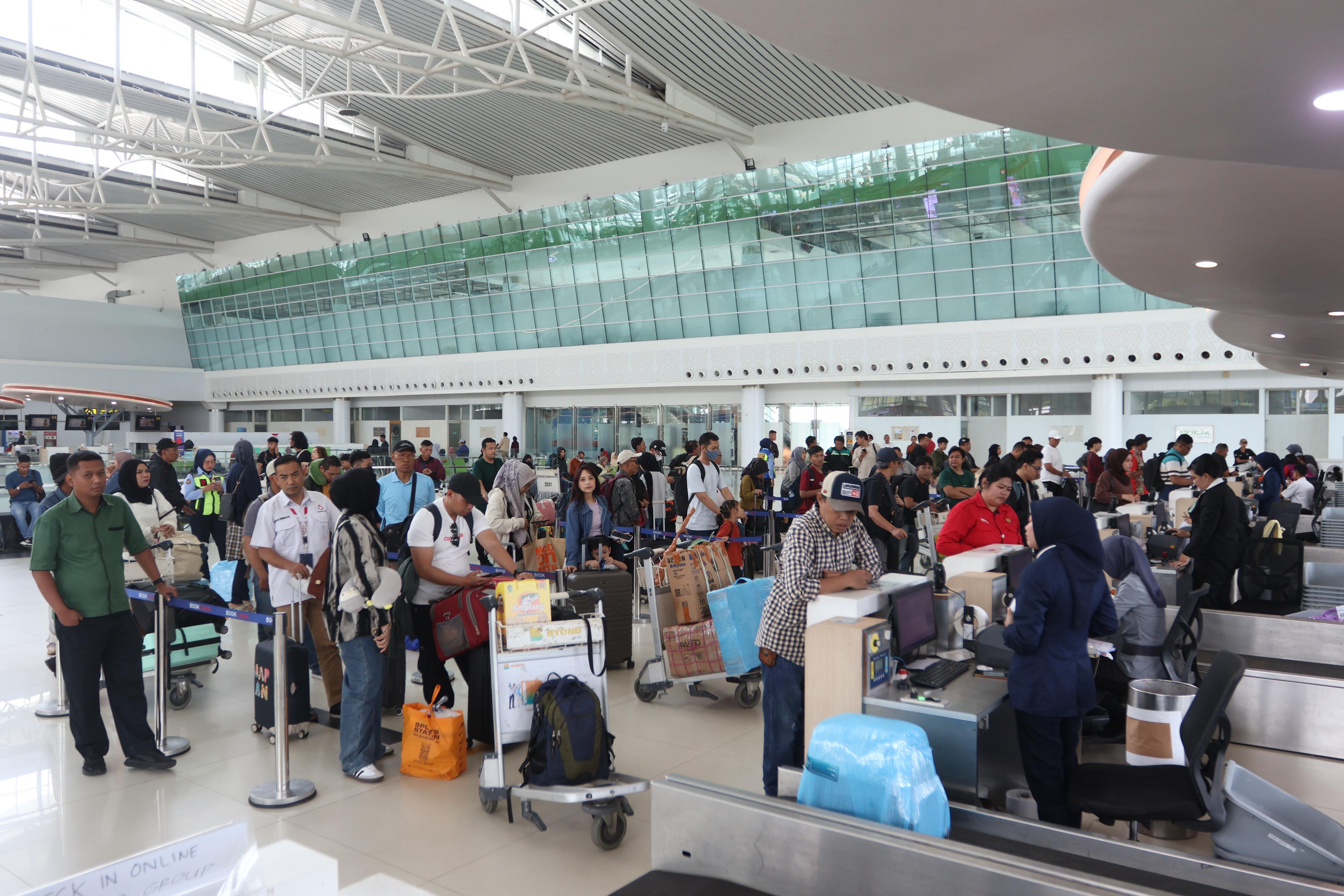 Suasana kepadatan penumpang di terminal keberangkatan Bandara SAMS Sepinggan Balikpapan, Rabu (18/3). Pihak manajemen menyiapkan fasilitas hiburan gratis guna menjaga kenyamanan. (ANGGI/KALTIM POST)
