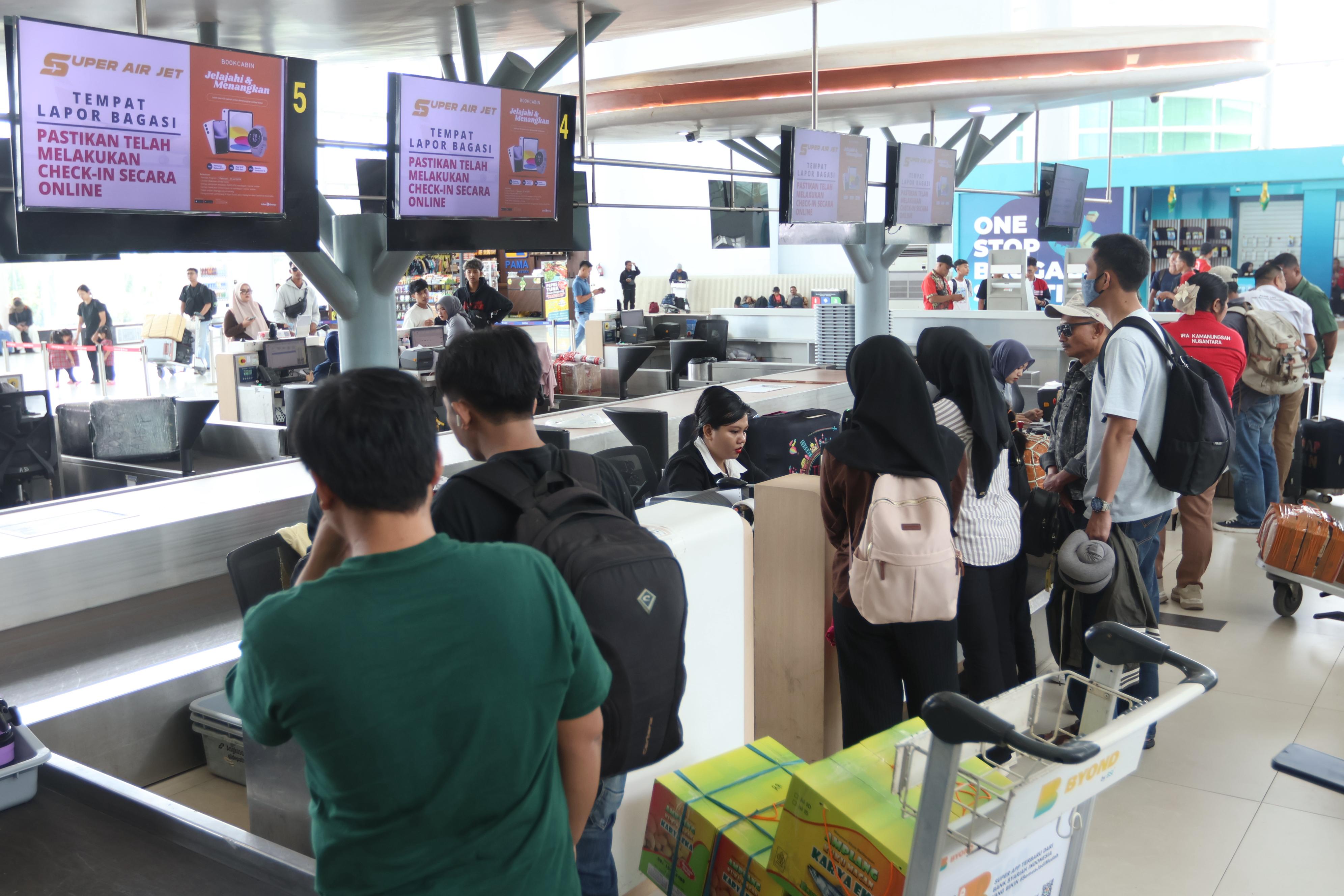 Antrean penumpang di loket check-in Bandara SAMS Sepinggan. Manajemen bandara terus memantau akumulasi data harian guna memastikan kelancaran pelayanan selama masa angkutan Lebaran. (ANGGI/KP)