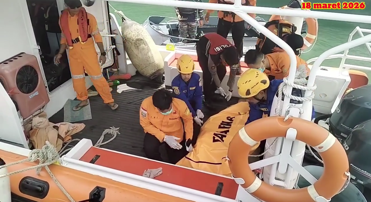 Tim Basarnas bersama aparat mengevakuasi jenazah korban.