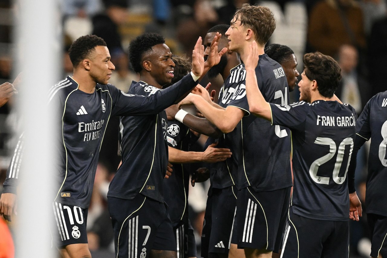 VInicius Junior berselebrasi rekan-rekannya usai mencetak gol ke gawang Man CIty. (Foto: Oli SCARFF / AFP)