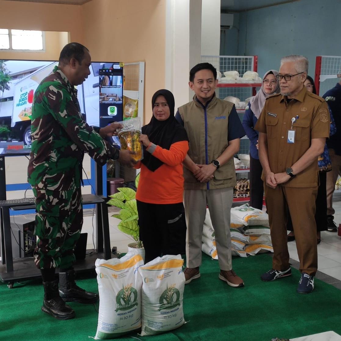 Program bantuan pangan disalurkan Perum Bulog Paser-PPU kepada masyarakat.