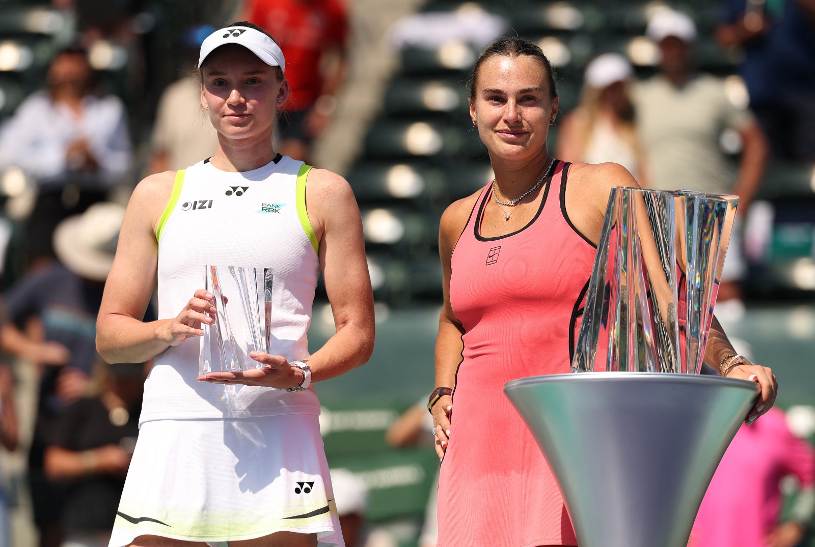 Aryna Sabalenka (kanan) dan Elena Rybakina usai final BNP Paribas Open, Minggu (15/3).