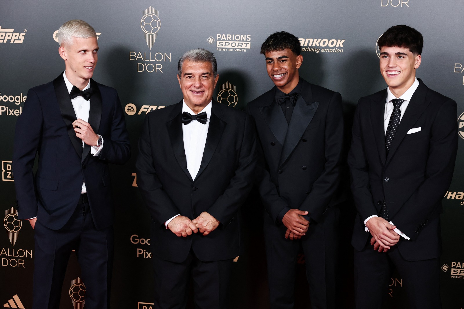 Presiden Barca, Joan Laporta (kedua kiri), bersama para pemain Barca, dari kiri, Dani Olmo, Lamine Yamal, dan Pau Cubarsi.  