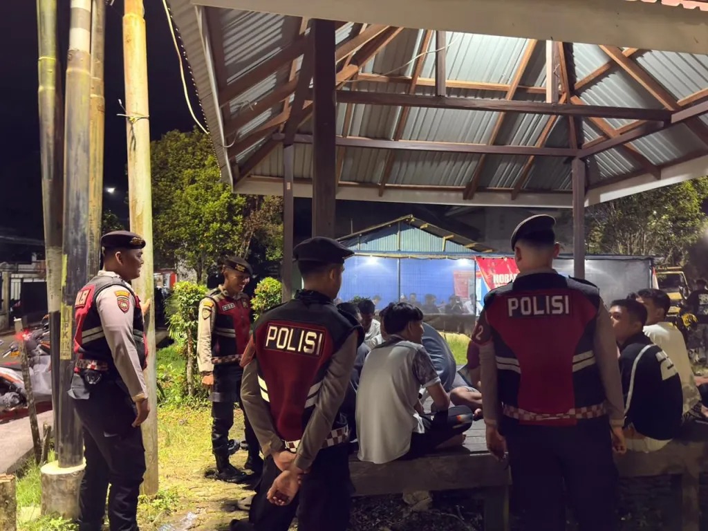 BERTUGAS: Patroli malam hingga jelang sahur dilakukan personel Ditsamapta Polda Kaltim di sejumlah pemukiman dan perumahan.