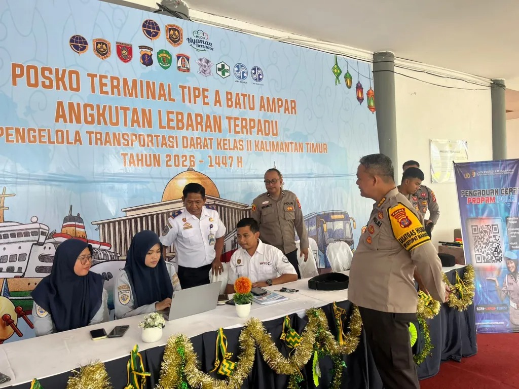 CEK TERMINAL: Selaku Kasatgas Humas Operasi Ketupat Mahakam, Kombes Pol Yuliyanto mengecek aktivitas keamanan dan pengamanan di Terminal busa Batu Ampar.