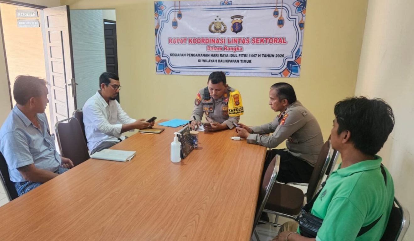 SINERGI: Rapat sinergi dan kordinasi Polsek Balikpapan Timur dengan pengelola wisata pantai jelang libur Idulfitri.