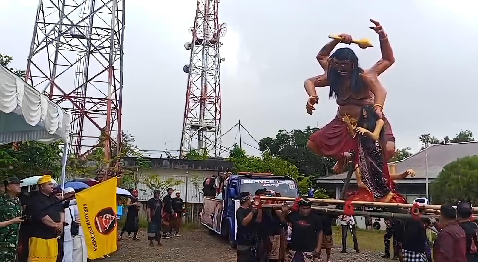 Arak-arakan ogoh-ogoh di Sangatta, Kutai Timur, Rabu (18/3), dalam rangkaian Hari Raya Nyepi Tahun Baru Saka 1948, berlangsung tertib dan disaksikan warga.